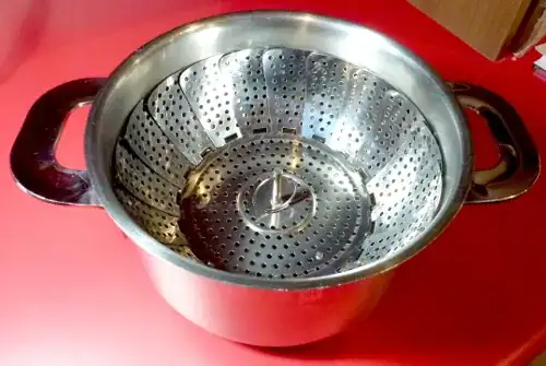 Steamer in saucepan