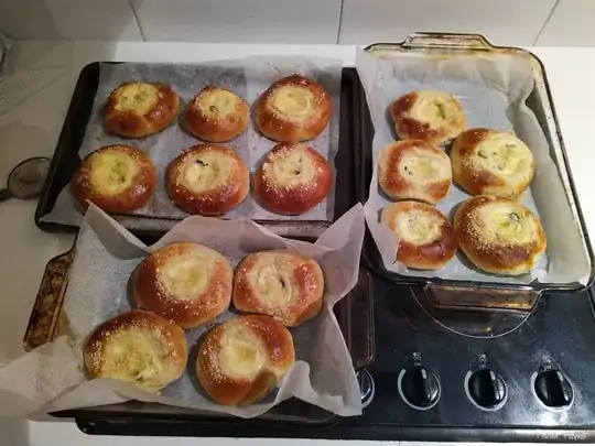 Simpler version of koláče with just a dimple filled with quark and crumble