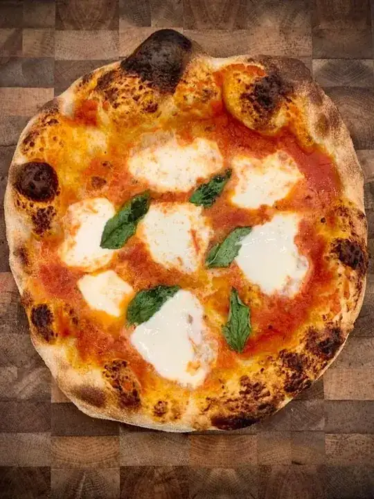 photo of pizza margarita, showing the judicious use of cheese