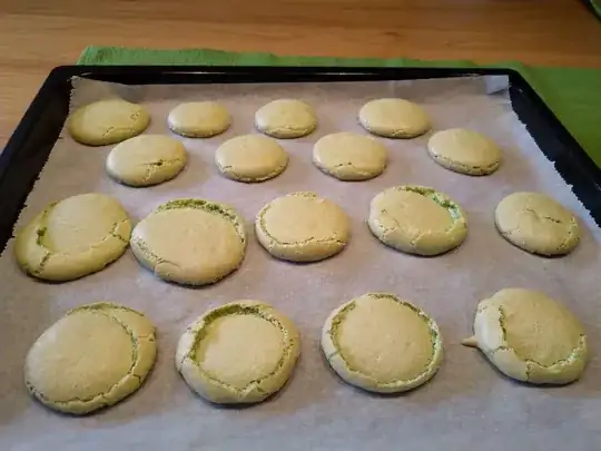 1st tray of macarons, all torn/ripped, half totally useless