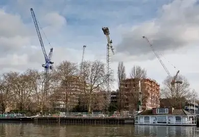 Saddle jib in middle, luffing at edges