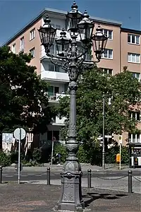 Fünfarmiger Charlottenburger Kandelaber mit fünf Berliner Gas-Modelleuchten