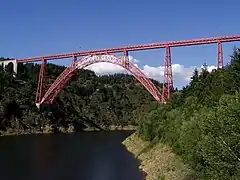 Garabit Viaduct je most postavený ze železných příhrad.