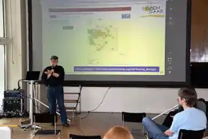 Manfred Reiter hält einen Vortrag über humanitäres Mappen und stellt einen Taskmanager vor