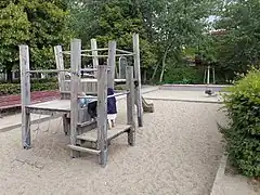 playground=structureor playground=platform?provided_for:toddler=yesmaterial=wood