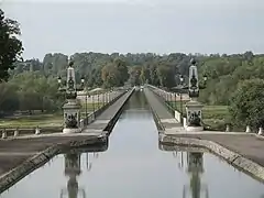 Briare aqueduct, over the river Loire, France