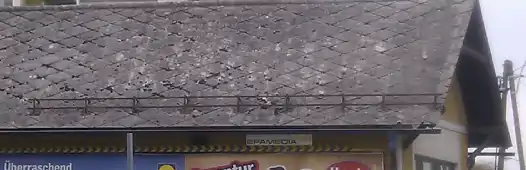 Telhado coberto de ardósias