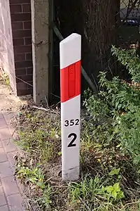 highway=milestonedistance=2ref=352