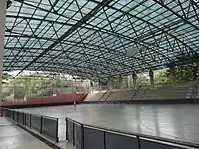 Dach über einer Sportfläche