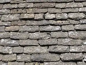 Telhado coberto de pedras