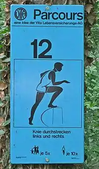 Schild der Station eines Fitnesspfades