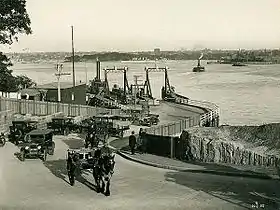 Photograph of the Jeffrey Street ferry terminal with cars and horse-drawn carriages