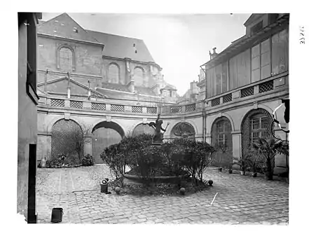 Courtyard viewed from the southwest.The Église Saint-Louis-en-l'Île is in the background.