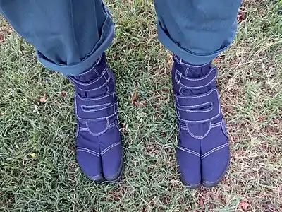 Steel-toed jika-tabi
