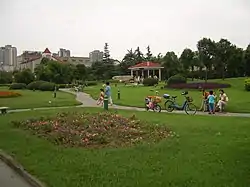 Park at the intersection of Wenchang West Road (文昌西路) and Weiyang Road (维扬路; 維揚路)